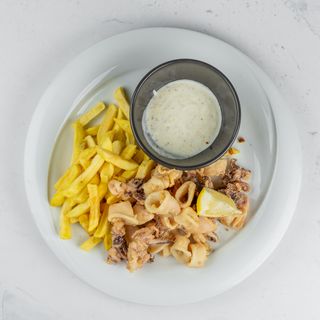 Lignje pržene s pomfritom i tartar umak