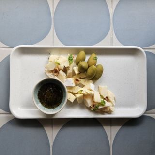 Тарілка з сирами та оливками (200 г)