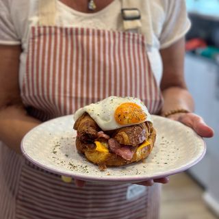 Croissant bacon cheddar 