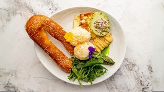 Завтрак халуми боул с маринованным авокадо и стручковой фасолью