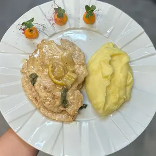 Escalop din piept de curcan cu salvie & lămâie, piure de cartofi