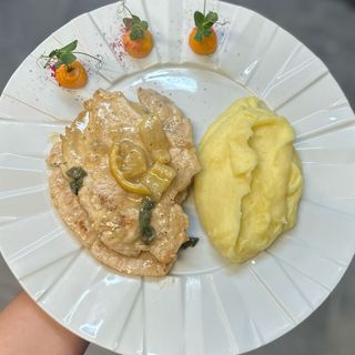 Escalop din piept de curcan cu salvie & lămâie, piure de cartofi