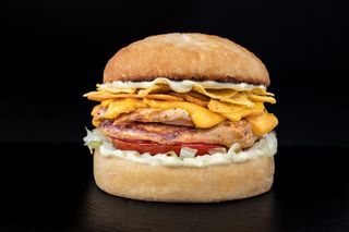 Пилешки бургер с картофки и Coca-cola