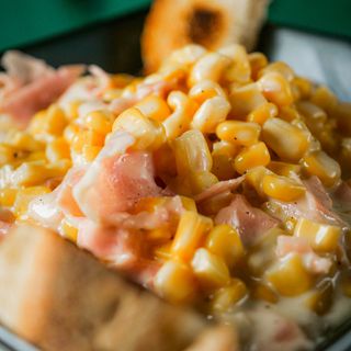 Mais, prosciutto e formaggio