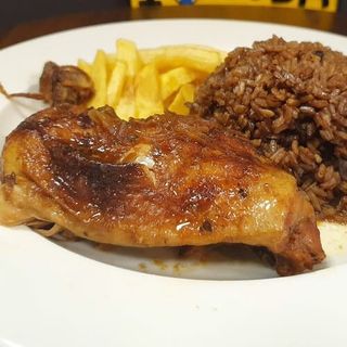Pollo Asado Con Arroz Congrí Y Maduro Frito