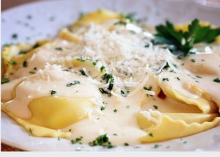 Ravioli De Carne A Los Cuatro Quesos con virutas de salmón 
