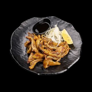 Свински уши със соев сос и  лук (300г)