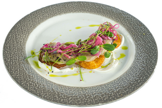 Оселедець власного засолу із картопляними крокетами та цибулею