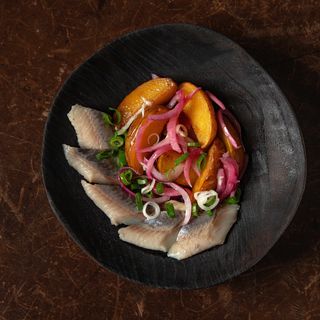 Оселедець з картоплею та маринованою цибулею (150г)