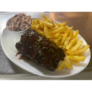 Medio Costillar Marinado a la Barbacoa con Patatas Fritas & Ensalada de Col / Half Rack Of BBQ Baby Back Ribs With Chips & Coleslaw