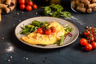 Omletă cu suncă și cașcaval