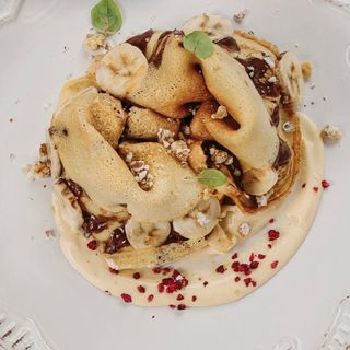 Блинчики с заварным кремом, бананом и орехами