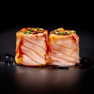 W162 Gunkan Salmón Flameado (2 Uds.)