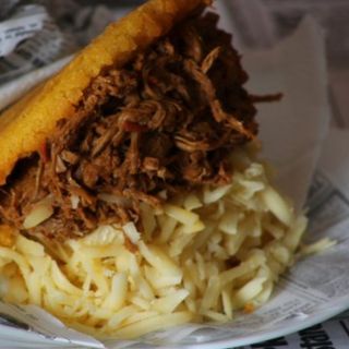 Arepa  "LA PELUA"  de  queso y carne mechada guisada .