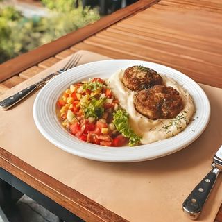 Биточки з кроля з картопляним пюре та сальсою (450г)