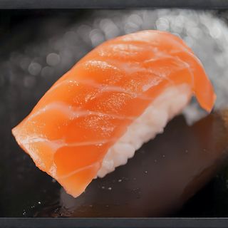 Нигири Саке със сьомга (80г)