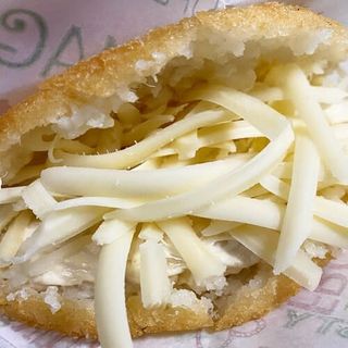 Arepa De Pollo Mayonesa Y Queso