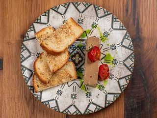 Паштет з печінки курча, з карамелізованими томатами чері та кукурудзяним хлібом (190г)