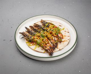 Creveți tigru la gril cu aioli verde și sos de căpșuni cu coriandru