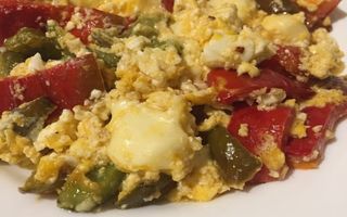 Пържени чушки с яйца (300г)