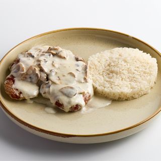 Шницель в сливочно-грибном соусе