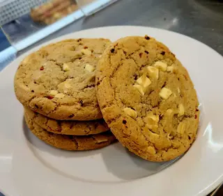 2 Classic Cookies Con Trocitos De Chocolate blanco y rasberry (80 G.)