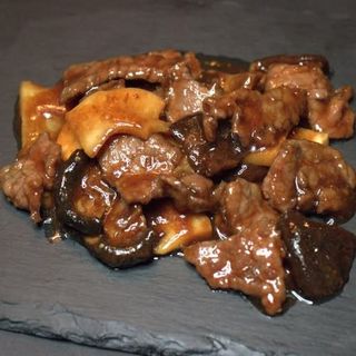 Ternera con bambú y setas