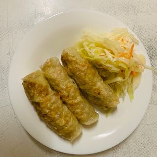 Sajgonki z mięsem i surówką 3szt