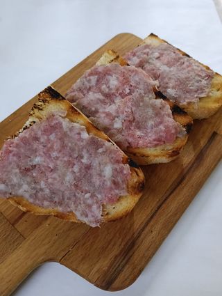 Bruschetta con salsiccia stagionata cruda