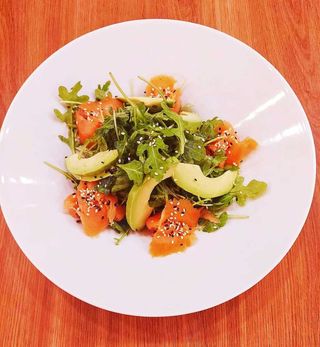 Salata cu rucola, somon fumee si avocado