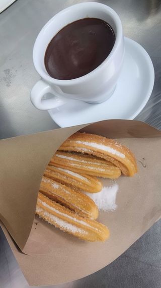 Porción De Churros Con Azúcar Y Vaso De Chocolate Caliente