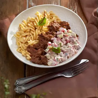 Домашняя  томленая тушенка с макаронами и овощным салатом (350 гр.)
