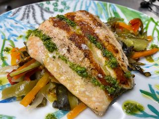 Salmón a la brasa con verduritas al wok