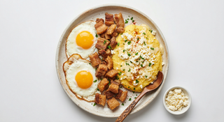 Ochiuri în cuib de mămăligă si jumari