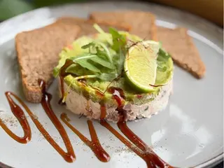 Przekąska z tuńczyka podawana z guacamole