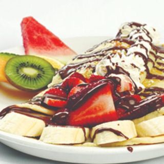 Crepe Con Fruta Y Helado