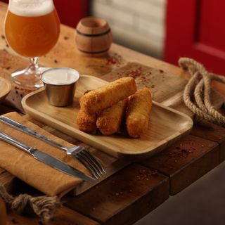 ყველის ჩხირები არაჟნის, ნივრის და პიტნის სოუსით