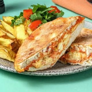 GRILLED ONION & TOMATO SANDWICH (comes with soda,chips,banana)