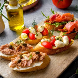 Плато брускети микс (6бр)