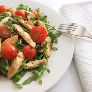 Straccetti di pollo con rucola, pomodorini, scaglie,e glassa balsamico