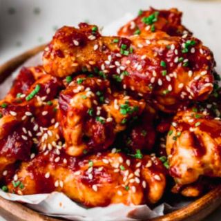 Bolitas de pollo crujiente con salsa BBQ