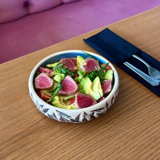 Салат з тунцем та авокадо 