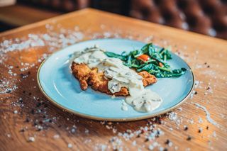 ȘNIȚEL DE PORC PANE CU SOS DE MUȘTAR ȘI CIUPERCI