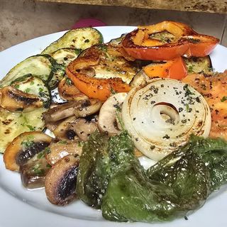 Verdura de  temporada a la plancha con salsa mery