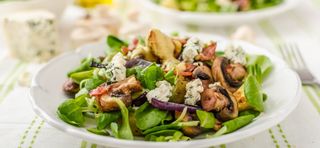 Салат з куркою і сиром дор Блю