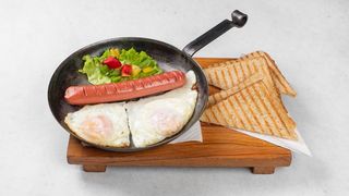 2 Jaja na oko s hrenovkom