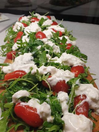 Stracciatella rucola e datterini