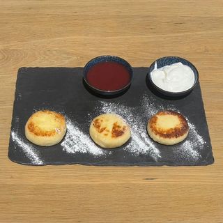 Sirniki od domaćeg sira sa sosom od jagoda i kiselim pavlakom 240g