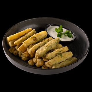 Хрупкави пръчици от тиквички с млечен сос (250г)