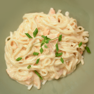 Wok Creamy salmon noodles/კრემ ორაგული